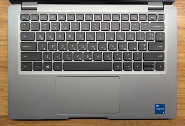 Ультрабук Dell Latitude 5320 / 13.3" (1920x1080) IPS Touch / Intel Core i5-1135G7 (4 (8) ядра по 2.4 - 4.2 GHz) / 16 GB DDR4 / 512 GB SSD / Intel Iris Xe Graphics / TouchID / WebCam / Windows 10 - Зображення 3