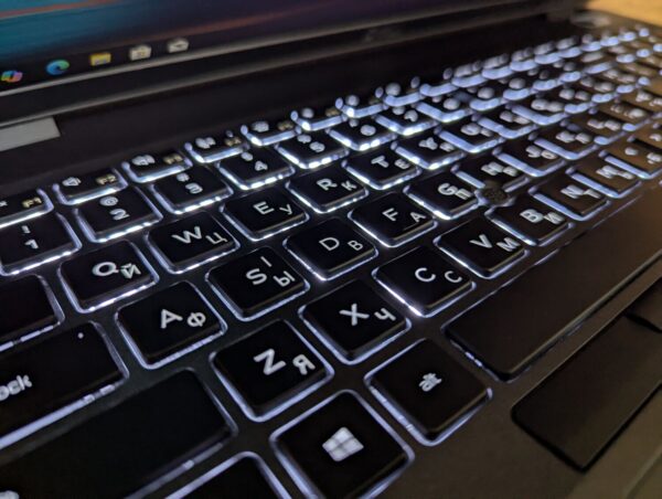 Ультрабук Dell Latitude 5500 / 15.6" (1920x1080) IPS / Intel Core i5-8365U (4 (8) ядра по 1.6 - 4.1 GHz) / 16 GB DDR4 / 512 GB SSD / Intel UHD Graphics 620 / WebCam / TouchID / Windows 10 - Зображення 6
