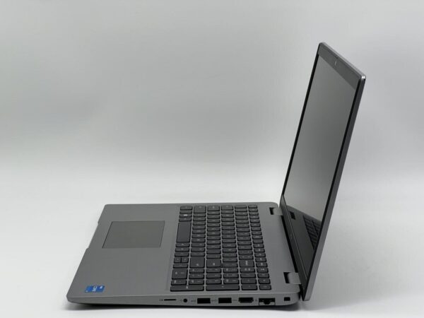 Ультрабук Dell Latitude 5540 / 15.6" (1920x1080) IPS / Intel Core i5-1335U (10 (12) ядер по 3.4 - 4.6 GHz) / 16 GB DDR4 / 250 GB SSD / Intel Iris Xe Graphics / WebCam - Зображення 4