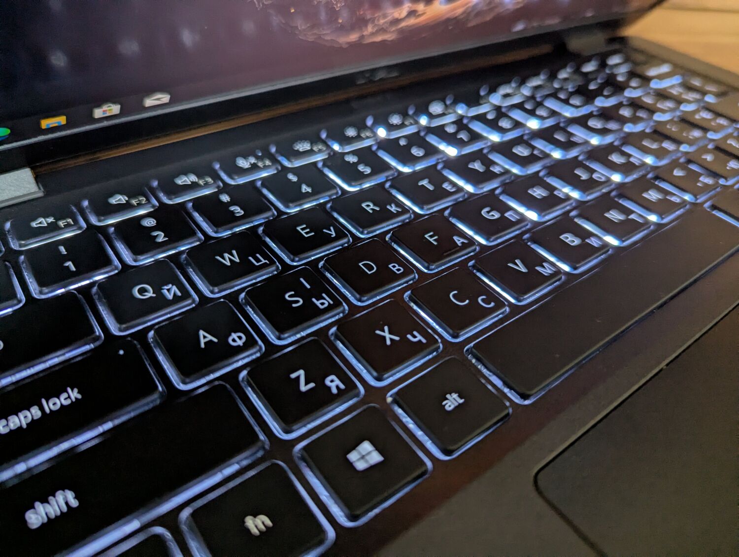 Ультрабук Dell Latitude 7410 / 14" (1920x1080) IPS / Intel Core i7-10610U (4 (8) ядра по 1.8 - 4.9 GHz) / 16 GB DDR4 / 512 GB SSD / Intel UHD Graphics / WebCam / HDMI / Windows 10 - Зображення 6