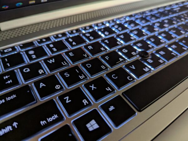 Ультрабук HP EliteBook 850 G5 / 15.6" (1920x1080) IPS / Intel Core i5-8250U (4 (8) ядра по 1.6 - 3.4 GHz) / 16 GB DDR4 / 512 GB SSD / AMD Radeon RX 540, 2 GB GDDR5, 128-bit / WebCam / Fingerprint / Windows 10 - Зображення 6