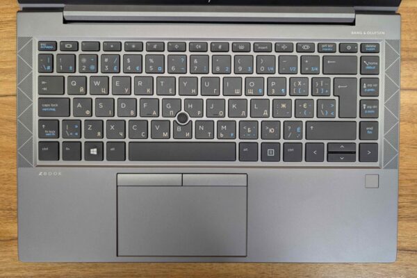 Мобільна робоча станція HP zBook Firefly 14 G8 / 14" (1920x1080) IPS / Intel Core i7-1165G7 (4 (8) ядра по 2.8 - 4.7 GHz) / 16 GB DDR4 / 512 GB SSD / nVidia T500, 4 GB GDDR6, 64-bit / WebCam / Fingerprint / Windows 11 - Зображення 2