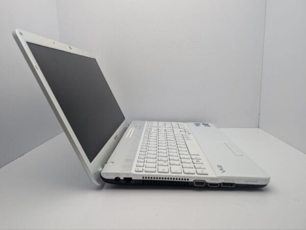 Ноутбук Sony VPC-EB / 15.6" (1366x768) TN / Intel Core i3-370M (2 (4) ядра по 2.4 GHz) / 6 GB DDR3 / 500 GB HDD / AMD Radeon HD 5650, 1 GB GDDR3, 128-bit / WebCam / DVD-ROM - Зображення 4