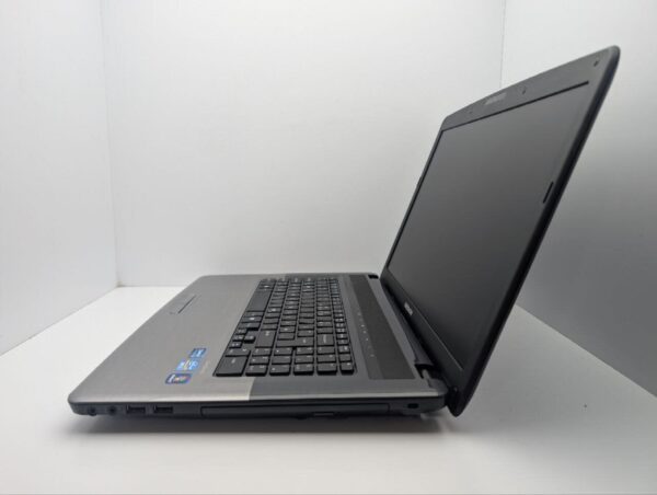 Ноутбук Medion Akoya E7220 / 17.3" (1600x900) TN / Intel Core i3-2310M (2 (4) ядра по 2.4 GHz) / 6 GB DDR3 / 1000 GB HDD / Intel HD Graphics 3000 / WebCam / DVD-ROM - Зображення 5