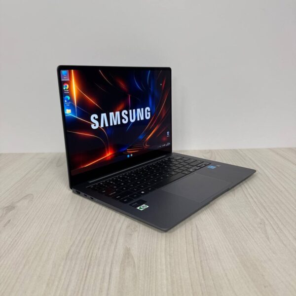 Ультрабук Samsung Galaxy Book4 Pro NP944XGK / 14" (2880x1800) OLED / Intel Core Ultra 7 155H (16 (22) ядер по 1.4 - 4.8 GHz) / 16 GB DDR5 / 1000 GB SSD NVMe / Intel Arc Graphics / WebCam - Зображення 4