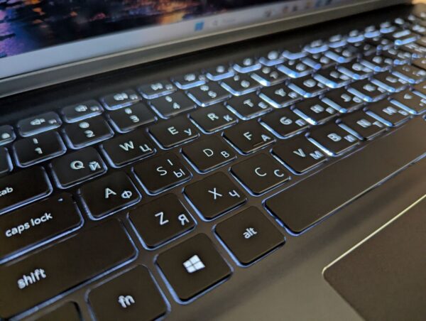 Ультрабук Б-клас Dell Vostro 15 5510 / 15.6" (1920x1080) IPS / Intel Core i7-11370H (4 (8) ядра по 3.0 - 4.8 GHz) / 16 GB DDR4 / 512 GB SSD / Intel Iris Xe Graphics / WebCam / TouchID / Windows 11 - Зображення 7