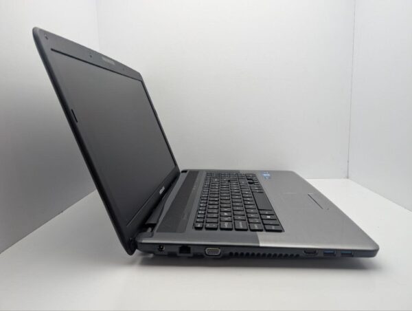 Ноутбук Medion Akoya E7220 / 17.3" (1600x900) TN / Intel Core i3-2310M (2 (4) ядра по 2.4 GHz) / 6 GB DDR3 / 1000 GB HDD / Intel HD Graphics 3000 / WebCam / DVD-ROM - Зображення 4
