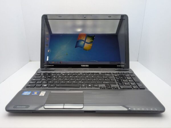 Ноутбук Toshiba Satellite P755 / 15.6" (1366x768) TN / Intel Core i7-2630QM (4 (8) ядро по 2.0 - 2.9 GHz) / 8 GB DDR3 / 500 GB HDD / nVidia GeForce GT 540M, 2 GB GDDR3, 128-bit / WebCam / DVD-ROM - Зображення 2