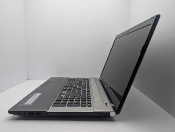 Ноутбук Acer Aspire V3-771 / 17.3" (1600x900) TN / Intel Core i3-2328M (2 (4) ядра по 2.2 GHz) / 6 GB DDR3 / 1000 GB HDD / Intel HD Graphics 3000 / WebCam / DVD-ROM - Зображення 5