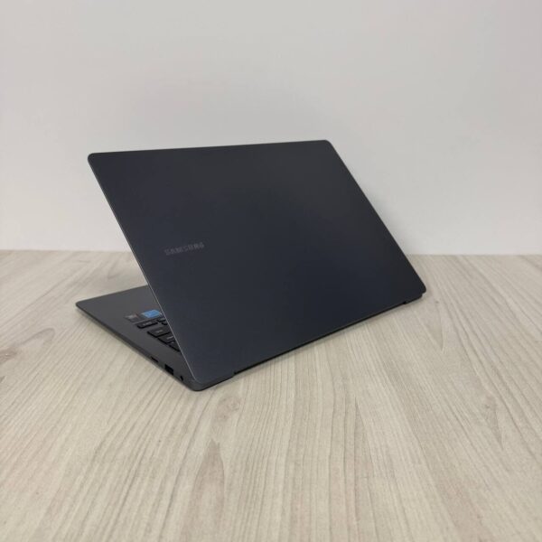 Ультрабук Samsung Galaxy Book4 Pro NP944XGK / 14" (2880x1800) OLED / Intel Core Ultra 7 155H (16 (22) ядер по 1.4 - 4.8 GHz) / 16 GB DDR5 / 1000 GB SSD NVMe / Intel Arc Graphics / WebCam - Зображення 6