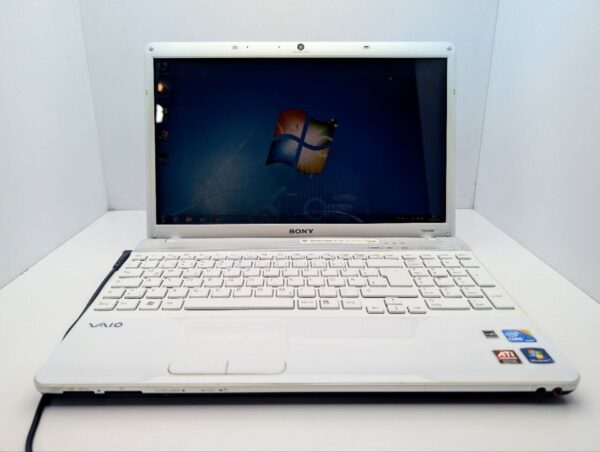 Ноутбук Sony VPC-EB / 15.6" (1366x768) TN / Intel Core i3-370M (2 (4) ядра по 2.4 GHz) / 6 GB DDR3 / 500 GB HDD / AMD Radeon HD 5650, 1 GB GDDR3, 128-bit / WebCam / DVD-ROM - Зображення 2