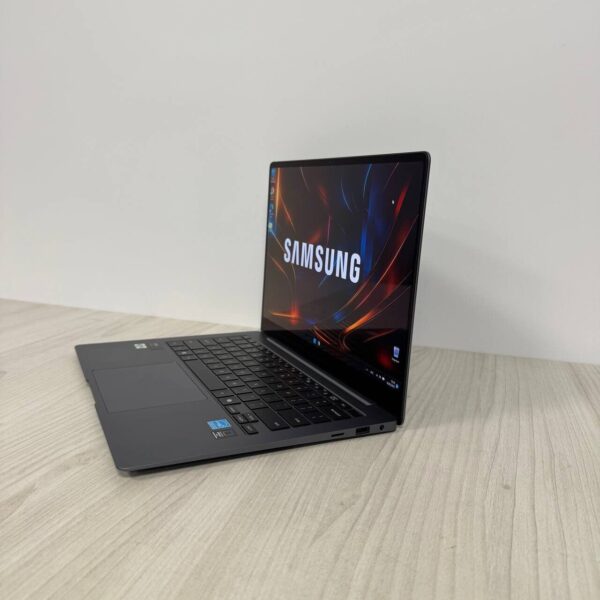 Ультрабук Samsung Galaxy Book4 Pro NP944XGK / 14" (2880x1800) OLED / Intel Core Ultra 7 155H (16 (22) ядер по 1.4 - 4.8 GHz) / 16 GB DDR5 / 1000 GB SSD NVMe / Intel Arc Graphics / WebCam - Зображення 5