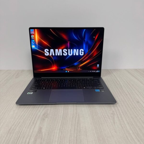 Ультрабук Samsung Galaxy Book4 Pro NP944XGK / 14" (2880x1800) OLED / Intel Core Ultra 7 155H (16 (22) ядер по 1.4 - 4.8 GHz) / 16 GB DDR5 / 1000 GB SSD NVMe / Intel Arc Graphics / WebCam - Зображення 2