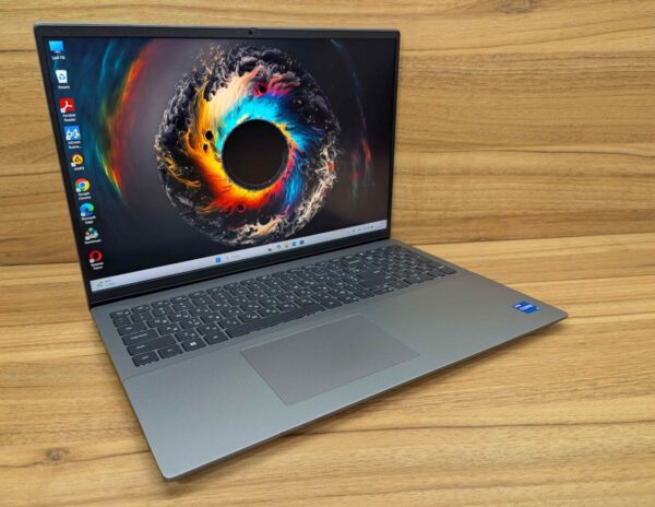 Ноутбук Dell Vostro 5620 / 16" (1920x1080) IPS / Intel Core i5-1240P (12 (16) ядер по 3.3 - 4.4 GHz) / 16 GB DDR4 / 480 GB SSD / Intel Iris Xe Graphics / WebCam / Windows 11 - Зображення 4