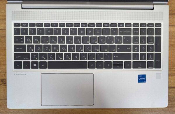 Ноутбук HP ProBook 450 G9 / 15.6" (1920x1080) IPS / Intel Core i5-1235U (10 (12) ядер по 3.3 - 4.4 GHz) / 16 GB DDR4 / 480 GB SSD / Intel Iris Xe Graphics / WebCam / TouchID / Windows 11 - Зображення 3