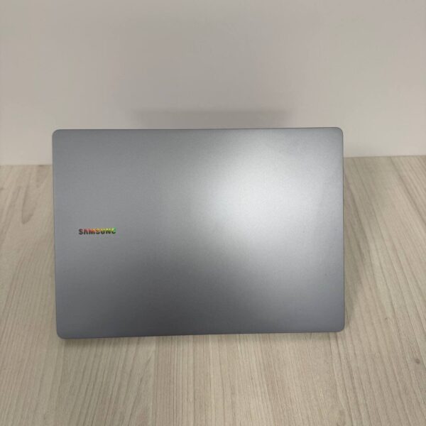 Ультрабук Samsung Galaxy Book4 Pro NP944XGK / 14" (2880x1800) OLED / Intel Core Ultra 7 155H (16 (22) ядер по 1.4 - 4.8 GHz) / 16 GB DDR5 / 1000 GB SSD NVMe / Intel Arc Graphics / WebCam - Зображення 3