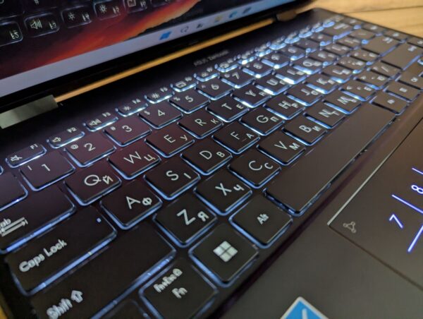 Ноутбук-трансформер Б-клас Asus ZenBook UN5401R / 14" (2880x1800) IPS Touch / AMD Ryzen 7 6800H (8 (16) ядер по 3.2 - 4.7 GHz) / 16 GB DDR5 / 512 GB SSD / AMD Radeon 680M / WebCam / Windows 11 - Зображення 7