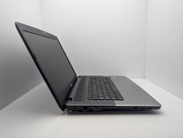 Ноутбук Medion Akoya E7220 / 17.3" (1600x900) TN / Intel Core i3-2310M (2 (4) ядра по 2.4 GHz) / 6 GB DDR3 / 500 GB HDD / Intel HD Graphics 3000 / WebCam / DVD-ROM - Зображення 4