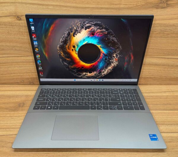 Ноутбук Dell Vostro 5620 / 16" (1920x1080) IPS / Intel Core i5-1240P (12 (16) ядер по 3.3 - 4.4 GHz) / 16 GB DDR4 / 480 GB SSD / Intel Iris Xe Graphics / WebCam / Windows 11 - Зображення 2
