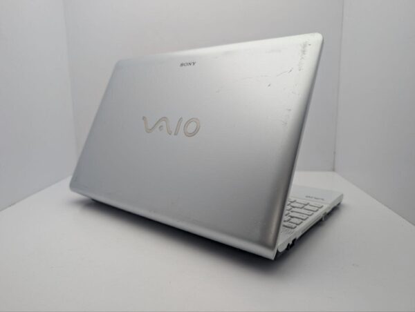 Ноутбук Sony VPC-EB / 15.6" (1366x768) TN / Intel Core i3-370M (2 (4) ядра по 2.4 GHz) / 6 GB DDR3 / 500 GB HDD / AMD Radeon HD 5650, 1 GB GDDR3, 128-bit / WebCam / DVD-ROM - Зображення 8