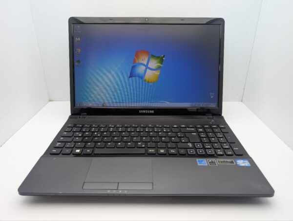 Ноутбук Samsung NP300E5C / 15.6" (1366x768) TN / Intel Core i5-3210M (2 (4) ядра по 2.5 - 3.1 GHz) / 6 GB DDR3 / 500 GB HDD / nVidia GeForce GT 620M, 1 GB GDDR3, 64-bit / WebCam / DVD-ROM - Зображення 2