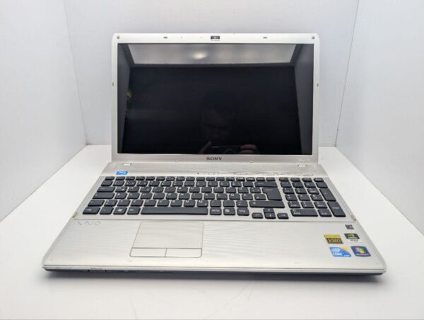 Ноутбук Sony VPCF1 / 16.4" (1920x1080) TN / Intel Core i5-560M (2 (4) ядра по 2.6 - 3.2 GHz) / 8 GB DDR3 / 500 GB HDD / nVidia GeForce GT 425M, 1 GB GDDR3, 128-bit / WebCam / DVD-ROM - Зображення 3