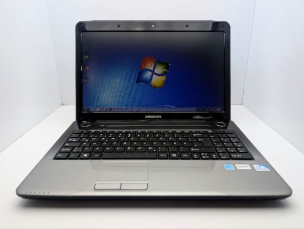 Ноутбук Medion Akoya E6234 / 15.6" (1366x768) TN / Intel Pentium 2020M (2 ядра по 2.4 GHz) / 6 GB DDR3 / 500 GB HDD / Intel HD Graphics / WebCam / DVD-ROM - Зображення 2