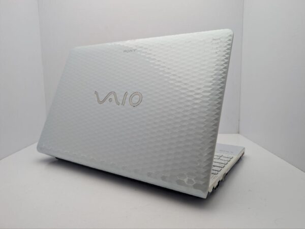 Ноутбук Sony VPC-EH / 15.6" (1366x768) TN / Intel Core i3-2350M (2 (4) ядра по 2.3 GHz) / 6 GB DDR3 / 640 GB HDD / nVidia GeForce 410M, 1 GB GDDR3, 64-bit / WebCam - Зображення 8