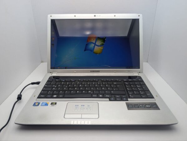 Ноутбук Samsung E372 / 17.3" (1600x900) TN / Intel Core i3-370M (2 (4) ядра по 2.4 GHz) / 6 GB DDR3 / 500 GB HDD / nVidia GeForce 310M, 512 MB GDDR3, 64-bit / WebCam / DVD-ROM - Зображення 2