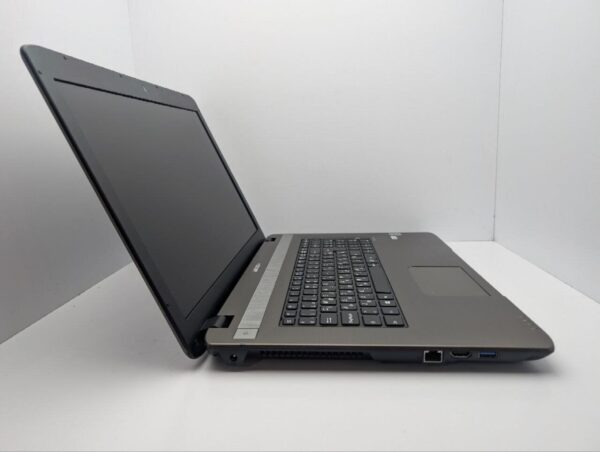 Ноутбук Medion Akoya E7225 / 17.3" (1600x900) TN / Intel Celeron N2840 (2 ядра по 2.16 - 2.58 GHz) / 8 GB DDR3 / 120 GB SSD / Intel HD Graphics / WebCam / DVD-ROM / АКБ не тримає - Зображення 4