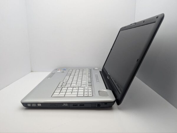 Ноутбук Toshiba Satellite L550 / 17.3" (1600x900) TN / Intel Core i3-330M (2 (4) ядра по 2.13 GHz) / 6 GB DDR3 / 320 GB HDD / AMD Radeon HD 4650, 1 GB GDDR3, 128-bit / WebCam / DVD-ROM - Зображення 5
