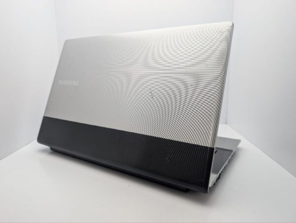 Ноутбук Samsung RV720 / 17.3" (1600x900) TN / Intel Core i5-2410M (2 (4) ядра по 2.3 - 2.9 GHz) / 6 GB DDR3 / 1000 GB HDD / Intel HD Graphics 3000 / WebCam - Зображення 8