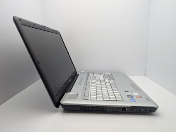 Ноутбук Toshiba Satellite L550 / 17.3" (1600x900) TN / Intel Core i3-330M (2 (4) ядра по 2.13 GHz) / 6 GB DDR3 / 320 GB HDD / AMD Radeon HD 4650, 1 GB GDDR3, 128-bit / WebCam / DVD-ROM - Зображення 4