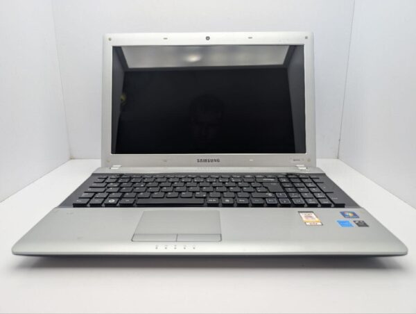 Ноутбук Samsung RV515 / 15.6" (1366x768) TN / AMD E-450 (2 ядра по 1.65 GHz) / 8 GB DDR3 / 1000 GB HDD / AMD Radeon HD 6470M, 512 MB GDDR3, 64-bit / WebCam - Зображення 3