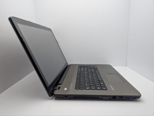 Ноутбук Medion Akoya E7416T / 17.3" (1600x900) TN Touch / Intel Pentium 3805U (2 ядра по 1.9 GHz) / 6 GB DDR3 / 120 GB SSD / Intel HD Graphics / WebCam / DVD-ROM - Зображення 4