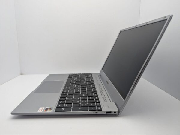 Ноутбук Medion Akoya E15301 / 15.6" (1920x1080) IPS / AMD Ryzen 7 3700U (4 (8) ядра по 2.3 - 4.0 GHz) / 8 GB DDR4 / 512 GB SSD M.2 / AMD Radeon RX Vega 10 Graphics / WebCam - Зображення 5