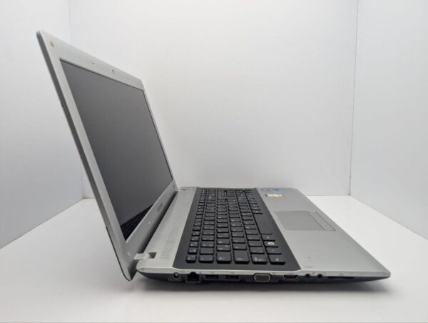 Ноутбук Samsung RV515 / 15.6" (1366x768) TN / AMD E-450 (2 ядра по 1.65 GHz) / 8 GB DDR3 / 1000 GB HDD / AMD Radeon HD 6470M, 512 MB GDDR3, 64-bit / WebCam - Зображення 4