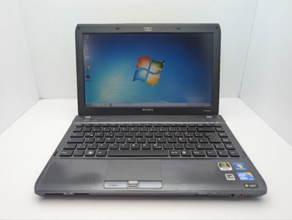 Ноутбук Sony VPC S13 / 13.3" (1366x768) TN / Intel Core i5-580M (2 (4) ядра по 2.6 - 3.3 GHz) / 6 GB DDR3 / 500 GB HDD / nVidia GeForce 310M, 512 MB GDDR3, 64-bit / WebCam / DVD-ROM - Зображення 2