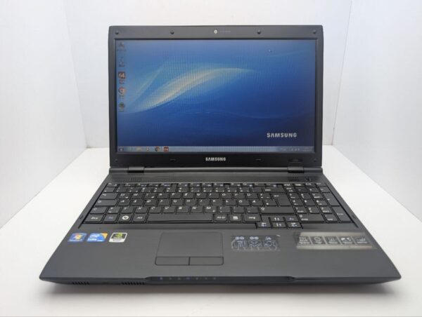 Ноутбук Samsung P580 / 15.6" (1366x768) TN / Intel Core i3-380M (2 (4) ядра по 2.5 GHz) / 6 GB DDR3 / 320 GB HDD / nVidia GeForce GT 330M, 1 GB GDDR3, 128-bit / WebCam / DVD-ROM - Зображення 2