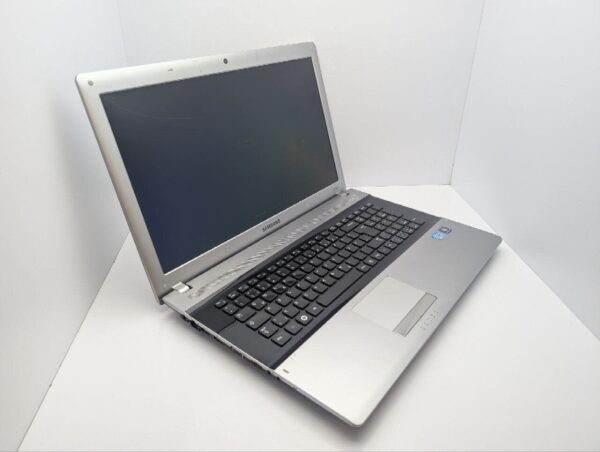 Ноутбук Samsung RV720 / 17.3" (1600x900) TN / Intel Core i5-2410M (2 (4) ядра по 2.3 - 2.9 GHz) / 6 GB DDR3 / 1000 GB HDD / Intel HD Graphics 3000 / WebCam - Зображення 6