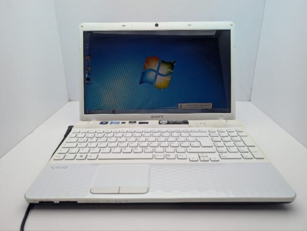 Ноутбук Sony VPC-EH / 15.6" (1366x768) TN / Intel Core i3-2350M (2 (4) ядра по 2.3 GHz) / 6 GB DDR3 / 640 GB HDD / nVidia GeForce 410M, 1 GB GDDR3, 64-bit / WebCam - Зображення 2