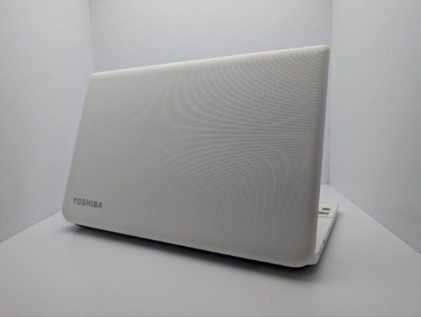 Ноутбук Toshiba Satellite C70D / 17.3" (1600x900) TN / AMD A6-6310 (4 ядра по 2.4 GHz) / 8 GB DDR3 / 500 GB HDD / AMD Radeon R4 Graphics / WebCam / DVD-ROM - Зображення 8