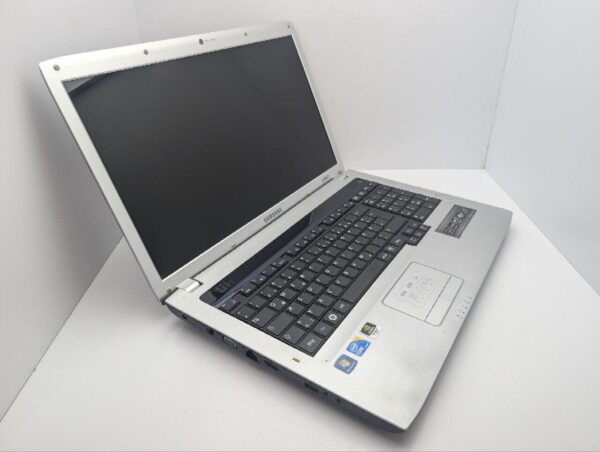 Ноутбук Samsung E372 / 17.3" (1600x900) TN / Intel Core i3-370M (2 (4) ядра по 2.4 GHz) / 6 GB DDR3 / 500 GB HDD / nVidia GeForce 310M, 512 MB GDDR3, 64-bit / WebCam / DVD-ROM - Зображення 6