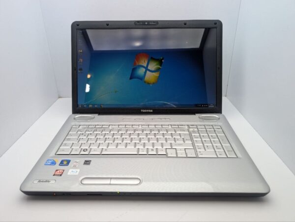 Ноутбук Toshiba Satellite L550 / 17.3" (1600x900) TN / Intel Core i3-330M (2 (4) ядра по 2.13 GHz) / 6 GB DDR3 / 320 GB HDD / AMD Radeon HD 4650, 1 GB GDDR3, 128-bit / WebCam / DVD-ROM - Зображення 2