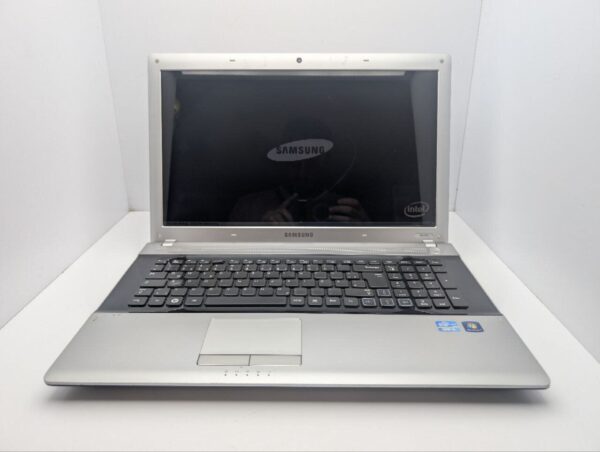 Ноутбук Samsung RV720 / 17.3" (1600x900) TN / Intel Core i5-2410M (2 (4) ядра по 2.3 - 2.9 GHz) / 6 GB DDR3 / 1000 GB HDD / Intel HD Graphics 3000 / WebCam - Зображення 3