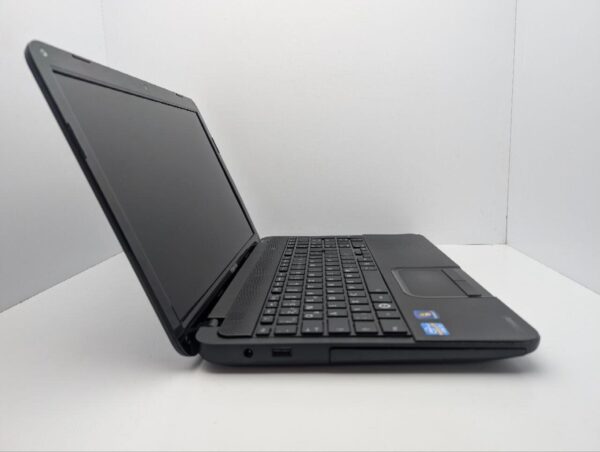 Ноутбук Toshiba Satellite C855 / 15.6" (1366x768) TN / Intel Core i3-2350M (2 (4) ядра по 2.3 GHz) / 6 GB DDR3 / 500 GB HDD / Intel HD Graphics 3000 / WebCam - Зображення 4