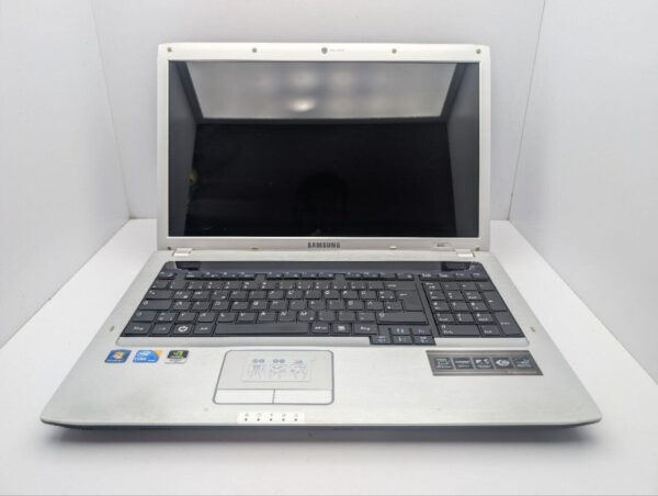 Ноутбук Samsung E372 / 17.3" (1600x900) TN / Intel Core i3-370M (2 (4) ядра по 2.4 GHz) / 6 GB DDR3 / 500 GB HDD / nVidia GeForce 310M, 512 MB GDDR3, 64-bit / WebCam / DVD-ROM - Зображення 3