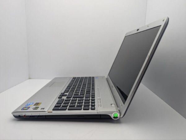 Ноутбук Sony VPCF1 / 16.4" (1920x1080) TN / Intel Core i5-560M (2 (4) ядра по 2.6 - 3.2 GHz) / 8 GB DDR3 / 500 GB HDD / nVidia GeForce GT 425M, 1 GB GDDR3, 128-bit / WebCam / DVD-ROM - Зображення 5