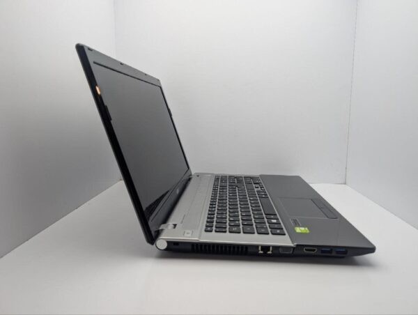 Ноутбук Acer Aspire V3-771G / 17.3" (1600x900) TN / Intel Core i7-2620M (2 (4) ядра по 2.7 - 3.4 GHz) / 8 GB DDR3 / 60 GB SSD + 1000 GB HDD / nVidia GeForce 710M, 2 GB GDDR3, 64-bit / WebCam / DVD-ROM - Зображення 4