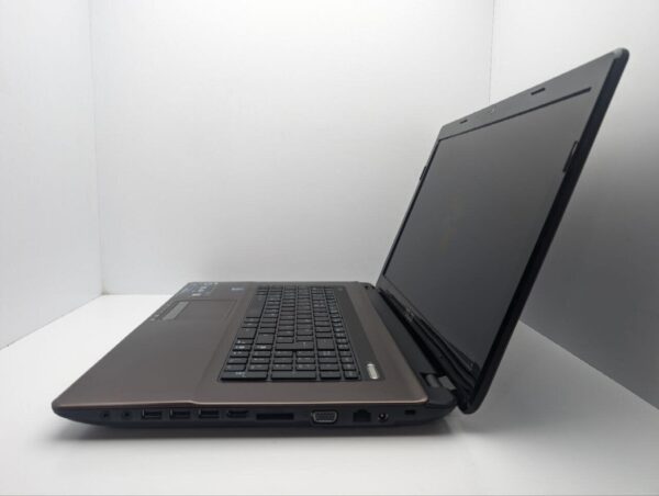 Ноутбук Asus X73E / 17.3" (1600x900) TN / Intel Core i3-2350M (2 (4) ядра по 2.3 GHz) / 6 GB DDR3 / 320 GB HDD / Intel HD Graphics 3000 / WebCam / DVD-ROM - Зображення 5